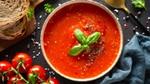Schüssel Suppe mit Tomaten und Brot